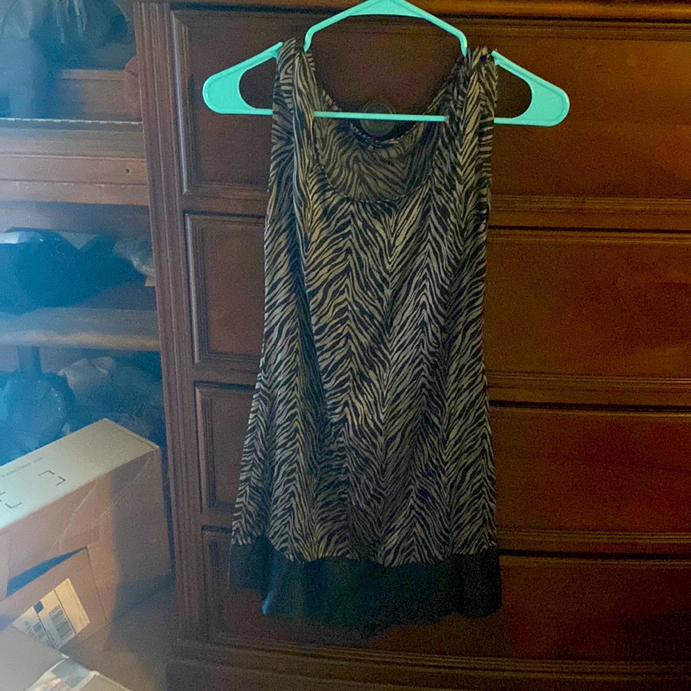 Express dress with animal pattern size xtra small. Made out of soft silk.